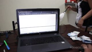Esperanza venid aqui!!! shhhh toma un dinerito extra antes de que regrese mi esposa