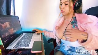 garota gamer com lindos seios jogando GTA se exita do nada vendo videos pornos e acaba sendo flagrada por seu amigo pauzudo que soca firme ate gozar dentro