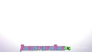 Conheci um Dotado do Tinder e marcamos um encontro, fiquei esperando ele apenas de lingerie, ele nao resistiu e acabou fodendo meu bucetao e meu cuzinho apertado !
