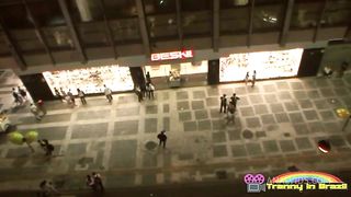 Dotado levando pica no rabo e fodendo o rabo da travesti