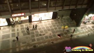 Dotado levando pica no rabo e fodendo o rabo da travesti