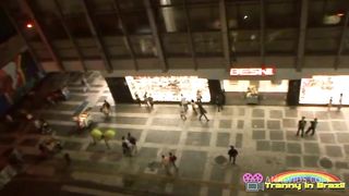 Dotado levando pica no rabo e fodendo o rabo da travesti