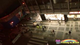 Dotado levando pica no rabo e fodendo o rabo da travesti