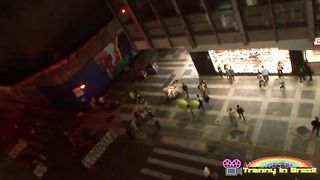 Dotado levando pica no rabo e fodendo o rabo da travesti