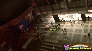 Dotado levando pica no rabo e fodendo o rabo da travesti