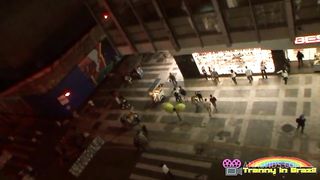 Dotado levando pica no rabo e fodendo o rabo da travesti