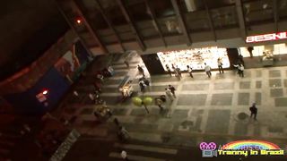 Dotado levando pica no rabo e fodendo o rabo da travesti