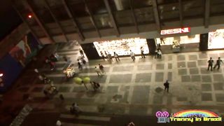 Dotado levando pica no rabo e fodendo o rabo da travesti