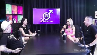 Duas gostosas ficam peladas, se chupam e se beijam - Bruna_carlos e Matheus Caetano