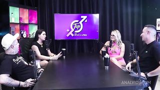 Duas gostosas ficam peladas, se chupam e se beijam - Bruna_carlos e Matheus Caetano