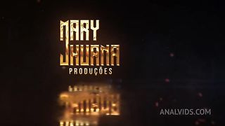 Bbw tatuada peituda brinca com sua bunda - Mary Jhuana