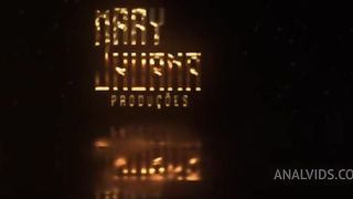 Bbw tatuada peituda brinca com sua bunda - Mary Jhuana