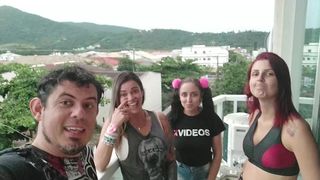 Aquela aprontada com as amigas muito sexo na ilha da magia