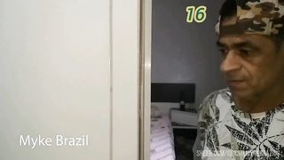 Levei uma mulher muito.gostosa para um motel ela foi tomar banho e eu Estava olhando ela fama e banho ai ela me viu eu se masturbando. Ai ela me chupou e deu para me no.banheiro