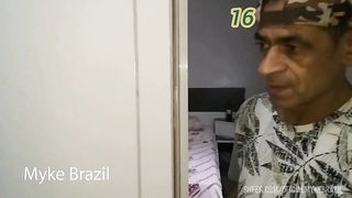Levei uma mulher muito.gostosa para um motel ela foi tomar banho e eu Estava olhando ela fama e banho ai ela me viu eu se masturbando. Ai ela me chupou e deu para me no.banheiro