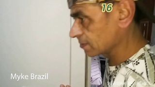 Levei uma mulher muito.gostosa para um motel ela foi tomar banho e eu Estava olhando ela fama e banho ai ela me viu eu se masturbando. Ai ela me chupou e deu para me no.banheiro