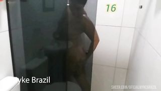 Levei uma mulher muito.gostosa para um motel ela foi tomar banho e eu Estava olhando ela fama e banho ai ela me viu eu se masturbando. Ai ela me chupou e deu para me no.banheiro