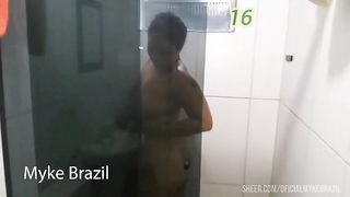 Levei uma mulher muito.gostosa para um motel ela foi tomar banho e eu Estava olhando ela fama e banho ai ela me viu eu se masturbando. Ai ela me chupou e deu para me no.banheiro