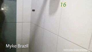 Levei uma mulher muito.gostosa para um motel ela foi tomar banho e eu Estava olhando ela fama e banho ai ela me viu eu se masturbando. Ai ela me chupou e deu para me no.banheiro
