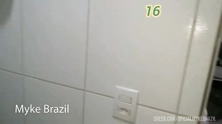 Levei uma mulher muito.gostosa para um motel ela foi tomar banho e eu Estava olhando ela fama e banho ai ela me viu eu se masturbando. Ai ela me chupou e deu para me no.banheiro