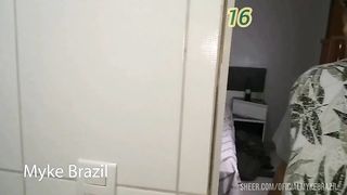 Levei uma mulher muito.gostosa para um motel ela foi tomar banho e eu Estava olhando ela fama e banho ai ela me viu eu se masturbando. Ai ela me chupou e deu para me no.banheiro