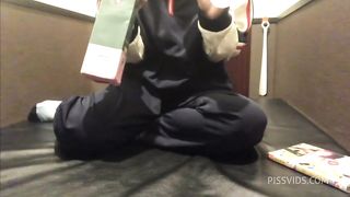 ネットカフェで女子◯生がM字開脚でクチュクチュオナニーする様子を撮影