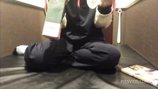 ネットカフェで女子◯生がM字開脚でクチュクチュオナニーする様子を撮影