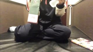 ネットカフェで女子◯生がM字開脚でクチュクチュオナニーする様子を撮影