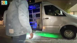 Realizador Baiano em SAO PAULO , putaria e diversao na limusine indo para casa de swing. Com casais exibindo putinha submissa, hotwife e amiga. amador orgia com brasileiras