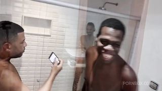 Bastidores da novinha magrinha na maior putaria dando muito cu e ganhando muito leite