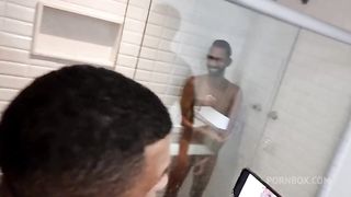 Bastidores da novinha magrinha na maior putaria dando muito cu e ganhando muito leite