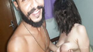 Corno serve sua mulher que esta gravida para o comedor de pau grande que faz da sua mulher uma verdadeira vagabunda na cama