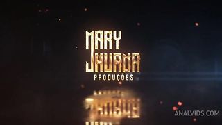 Bbw se exibe no banheiro da academia - Mary Jhuana