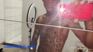 A rabuda gostosa siliconada quicando gostoso no pau do novinho