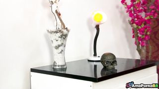 Madrasta carente e enteado curioso