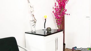 Madrasta carente e enteado curioso