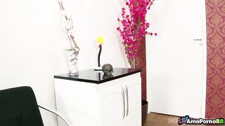 Madrasta carente e enteado curioso