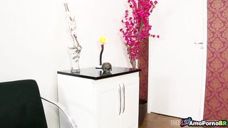 Madrasta carente e enteado curioso