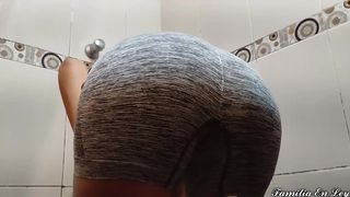 Mi Hermanastra Deliciosa Limpiando el Bano
