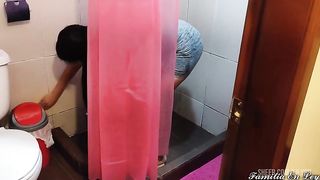 Mi Hermanastra Deliciosa Limpiando el Bano