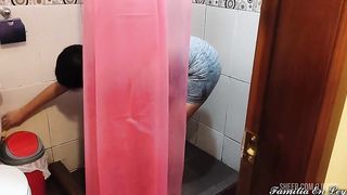 Mi Hermanastra Deliciosa Limpiando el Bano