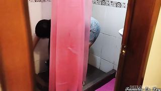 Mi Hermanastra Deliciosa Limpiando el Bano