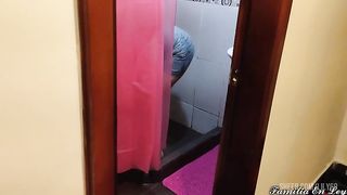 Mi Hermanastra Deliciosa Limpiando el Bano
