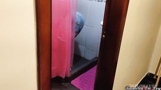 Mi Hermanastra Deliciosa Limpiando el Bano