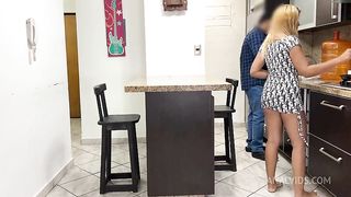 Mi Esposo cornudo no sabe que su Amigo me folla cuando el esta descuidado cocinando ntr