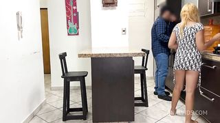 Mi Esposo cornudo no sabe que su Amigo me folla cuando el esta descuidado cocinando ntr