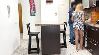 Mi Esposo cornudo no sabe que su Amigo me folla cuando el esta descuidado cocinando ntr