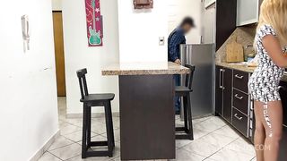 Mi Esposo cornudo no sabe que su Amigo me folla cuando el esta descuidado cocinando ntr