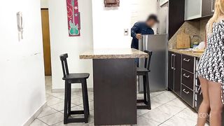 Mi Esposo cornudo no sabe que su Amigo me folla cuando el esta descuidado cocinando ntr