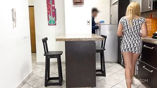 Mi Esposo cornudo no sabe que su Amigo me folla cuando el esta descuidado cocinando ntr